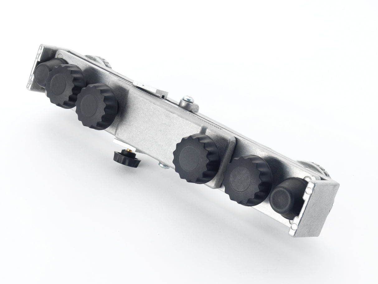 Vista della dima WG250/D Record Power, con manopole di regolazione frontali per fissare lame da pialla e ottenere una leggera bombatura del filo durante lāaffilatura su mola ad acqua.