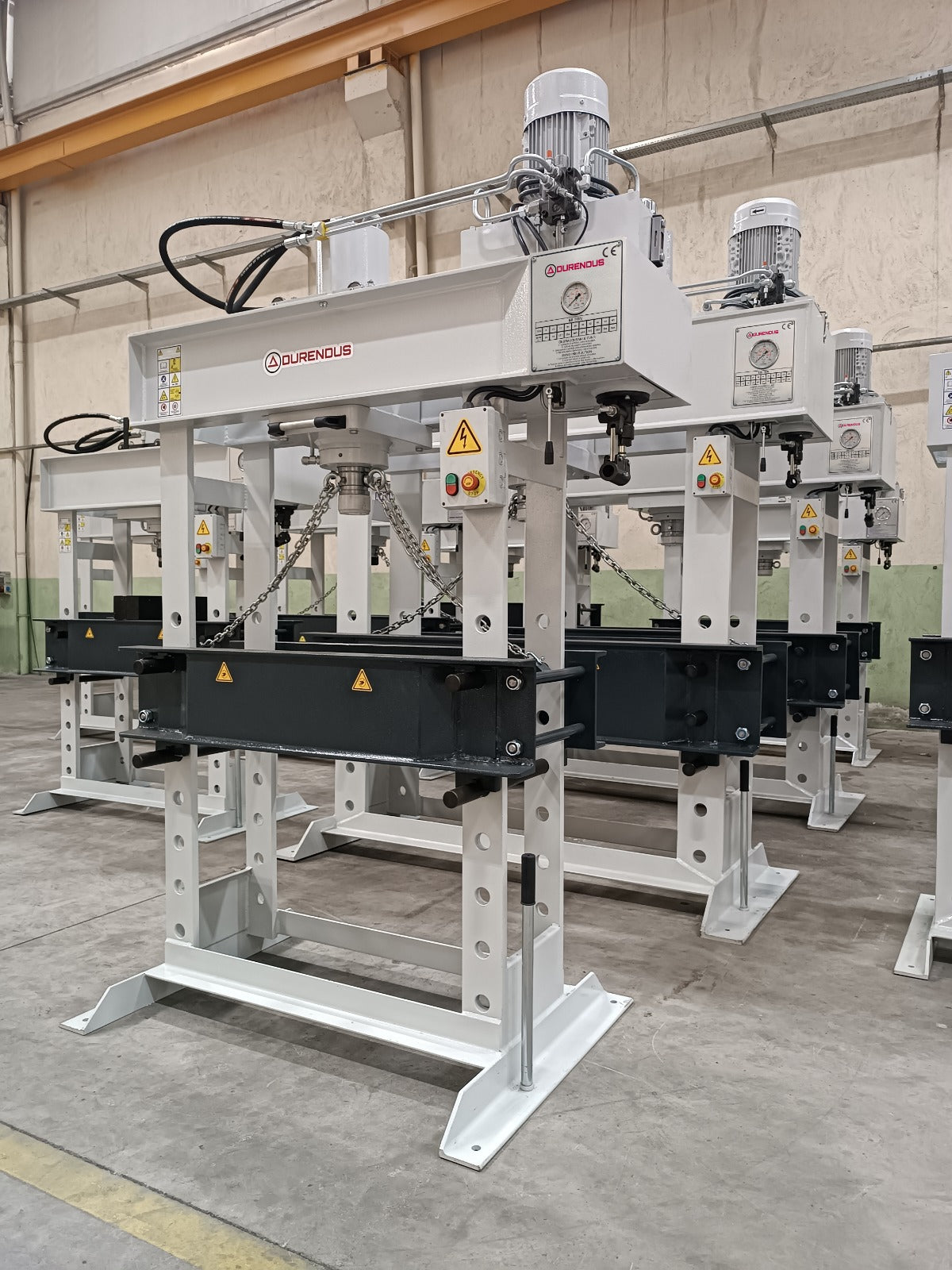 Pressa idraulica professionale Serie DW da 20 ton con struttura in acciaio, cilindro mobile scorrevole, manometro integrato e comando motorizzato per officina.