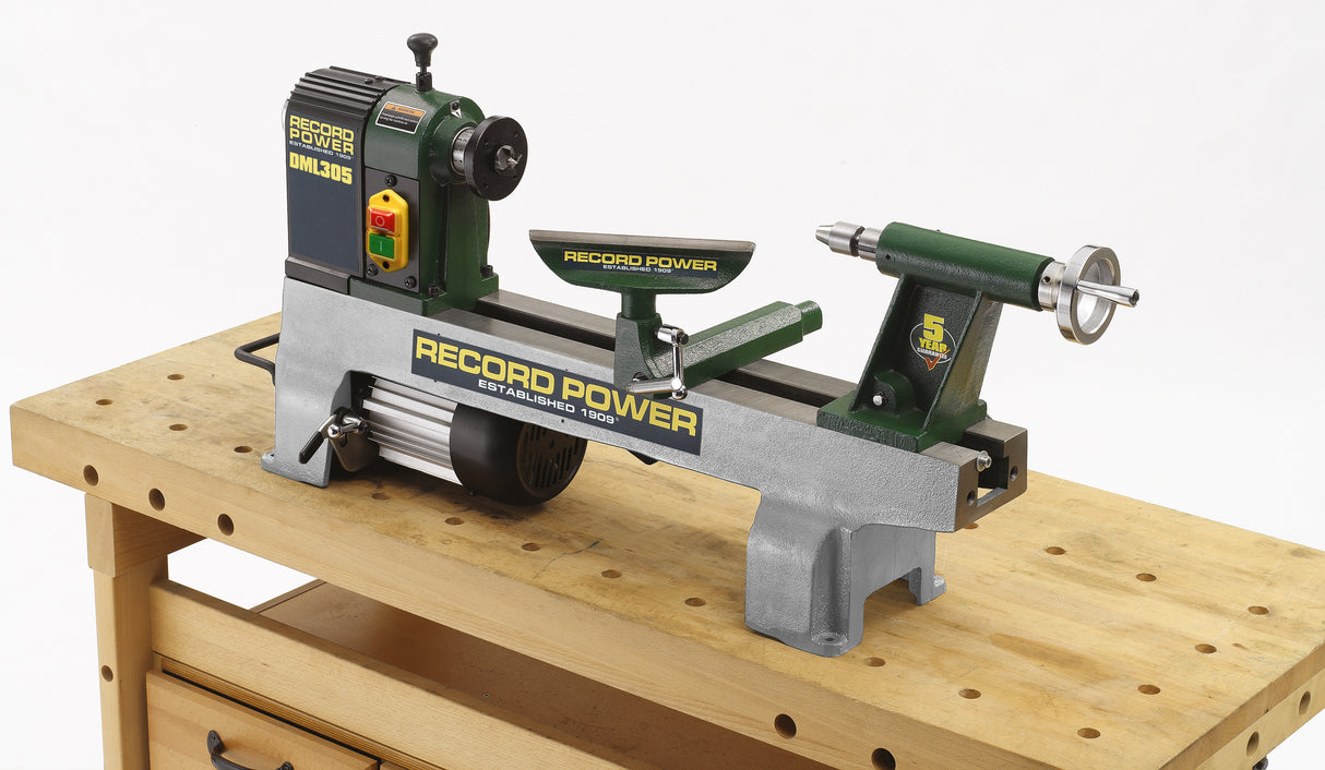 Tornio midi Record Power DML305 in ghisa con 6 velocità e diametro tornibile fino a 305 mm, ideale per hobbisti evoluti e piccoli laboratori.