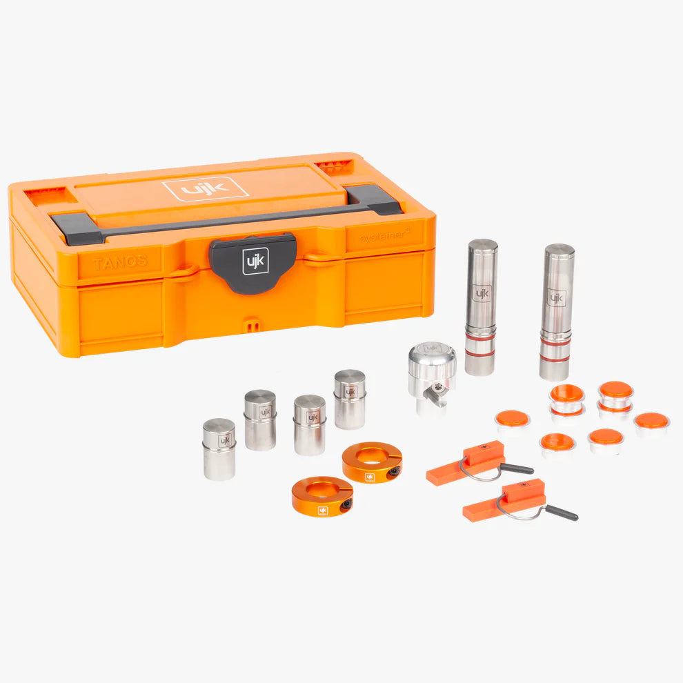 Kit completo per sega a guida su piano multifunzione UJK: contenitore T-LOC Systainer Mini arancione Tanos con 2 cani espandibili da 60 mm, 4 cani di riferimento da 12 mm, 2 clip di fissaggio binario arancioni, 2 collari fermacane arancioni, 8 protezioni antiscivolo e fresa per smusso