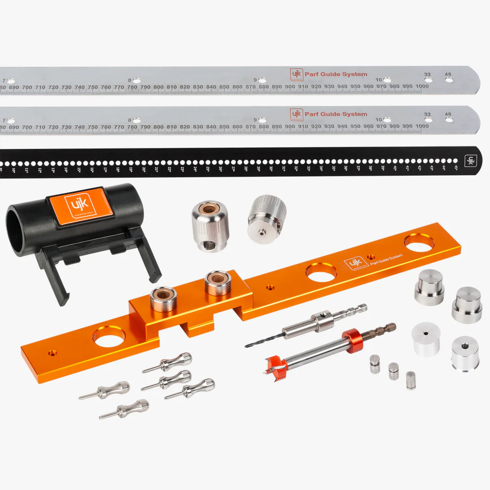 Kit completo UJK Parf Plus Guide System con 2 Parf Sticks da 1000 mm, blocco guida in alluminio arancione, guide di foratura con bush in oilite, pin di posizionamento da 3 mm, punta da 20 mm in metallo duro e Parf Protractor in acciaio inox