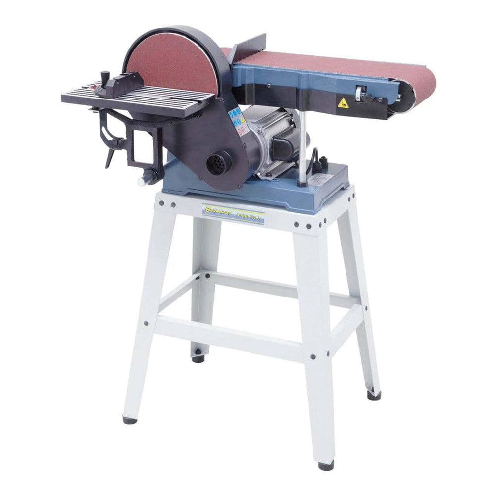 Vista della levigatrice BDSM 230 S con nastro 1220×150 mm, disco Ø 230 mm, tenditore a molla, viti di registro per il centraggio, tavoli inclinabili e uscita aspirazione 46/50 mm, ideale per finiture su legno, plastiche e metalli non ferrosi.