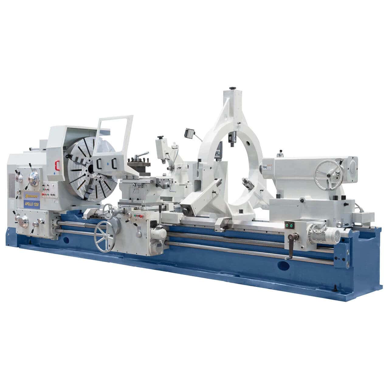 Vista del tornio Bernardo Apollo 2000 x 2000, macchina pesante con banco in ghisa massiccia, mandrino di grandi dimensioni, contropunta robusta e visualizzatore digitale a 3 assi integrato.