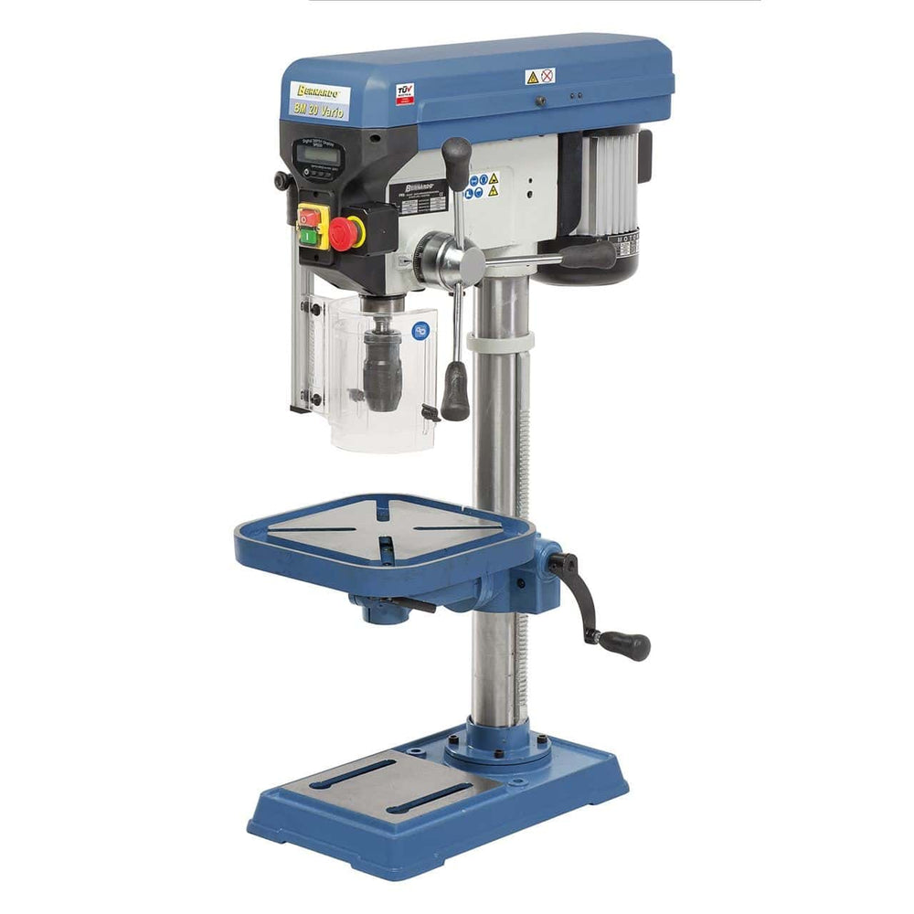 Trapano da banco Bernardo BM 20 Vario con mandrino autoserrante, tavola inclinabile ±45°, display digitale, rotazione R/L e base con cave a T.