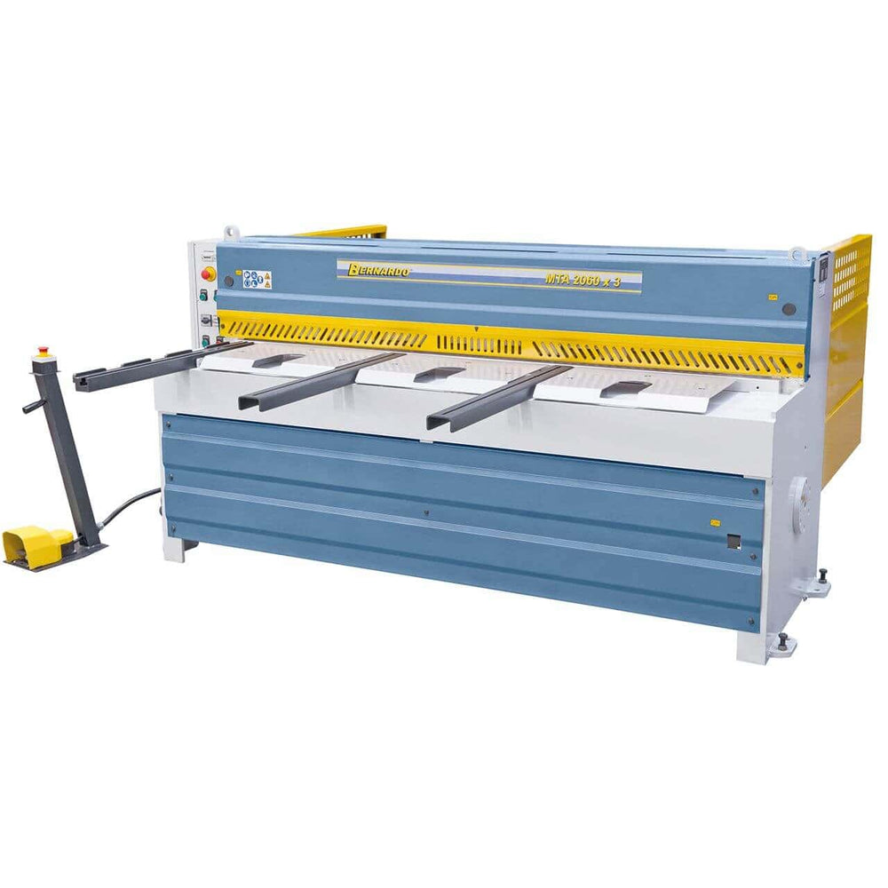Cesoia a ghigliottina Bernardo MTA 3060 x 3 mm con registro manuale, tavolo a rulli integrati e fotocellule di sicurezza.