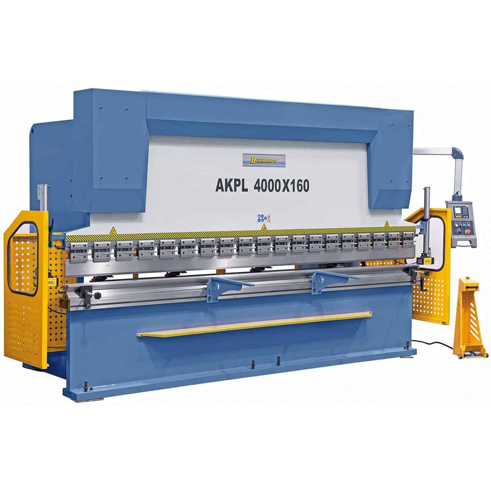 Bernardo AKPL 4000 x 160, pressa piegatrice idraulica da 160 tonnellate con CNC E21S, sistema di bombatura del banco e dispositivi di sicurezza inclusi.