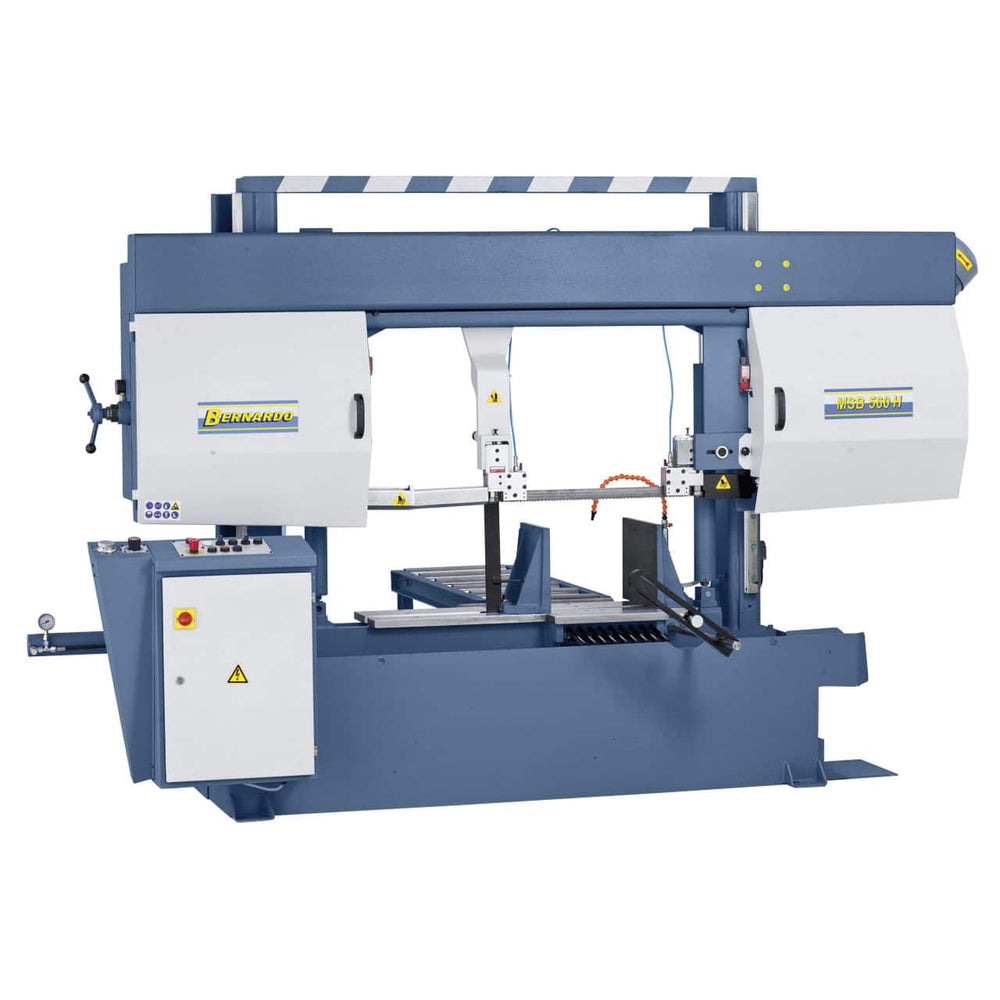 Sega a nastro semiautomatica Bernardo MSB 560 H con capacità fino a 750 x 560 mm, velocità variabile e morsa idraulica inclinabile.
