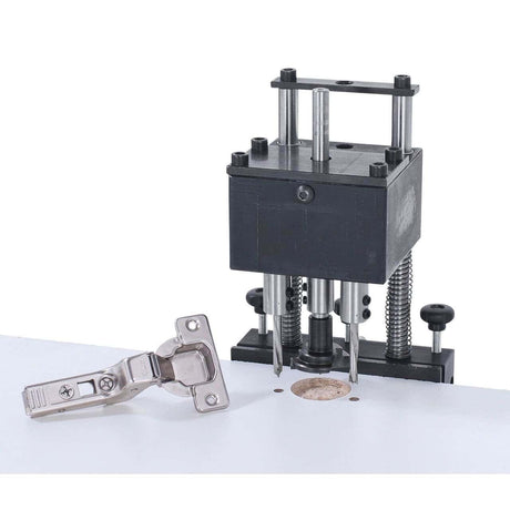 Testa di foratura Bernardo 42/11 per cerniere tipo Grass o Blum, con tre mandrini per foratura simultanea precisa e pulita dei fori di montaggio, ideale per falegnamerie e montatori professionisti.