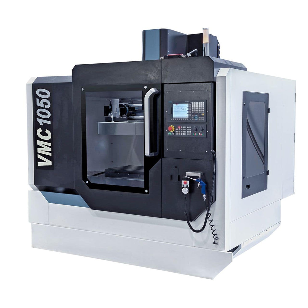 Centro di lavoro CNC Bernardo VMC 1050 con tavola 1000 x 500 mm, magazzino utensili a carosello 16 posizioni, servomotori Siemens e cabina di protezione chiusa.