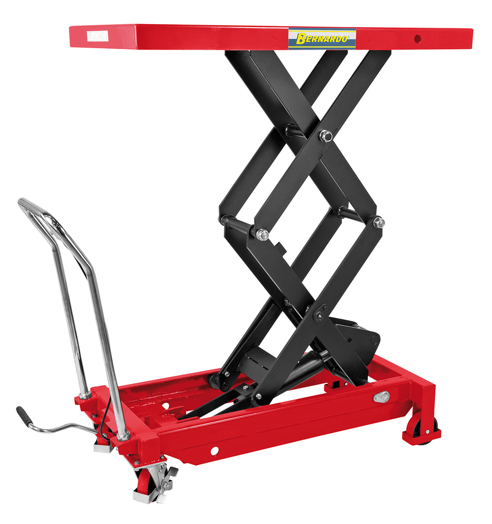 Bernardo BS 700 D – Carrello elevatore manuale idraulico con portata 700 kg, altezza regolabile da 445 a 1500 mm, piano 1220×610 mm e ruote con freno per movimentazione sicura.