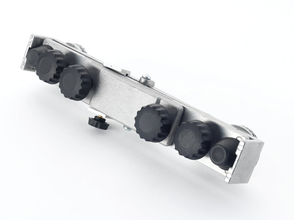 Vista della dima WG250/D Record Power, con manopole di regolazione frontali per fissare lame da pialla e ottenere una leggera bombatura del filo durante l’affilatura su mola ad acqua.