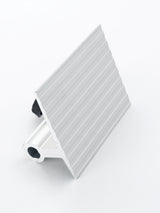 La dima WG250/I è mostrata montata sulla barra di guida dell’affilatrice ad acqua, con un utensile piallato appoggiato sulla superficie scanalata per una affilatura precisa.