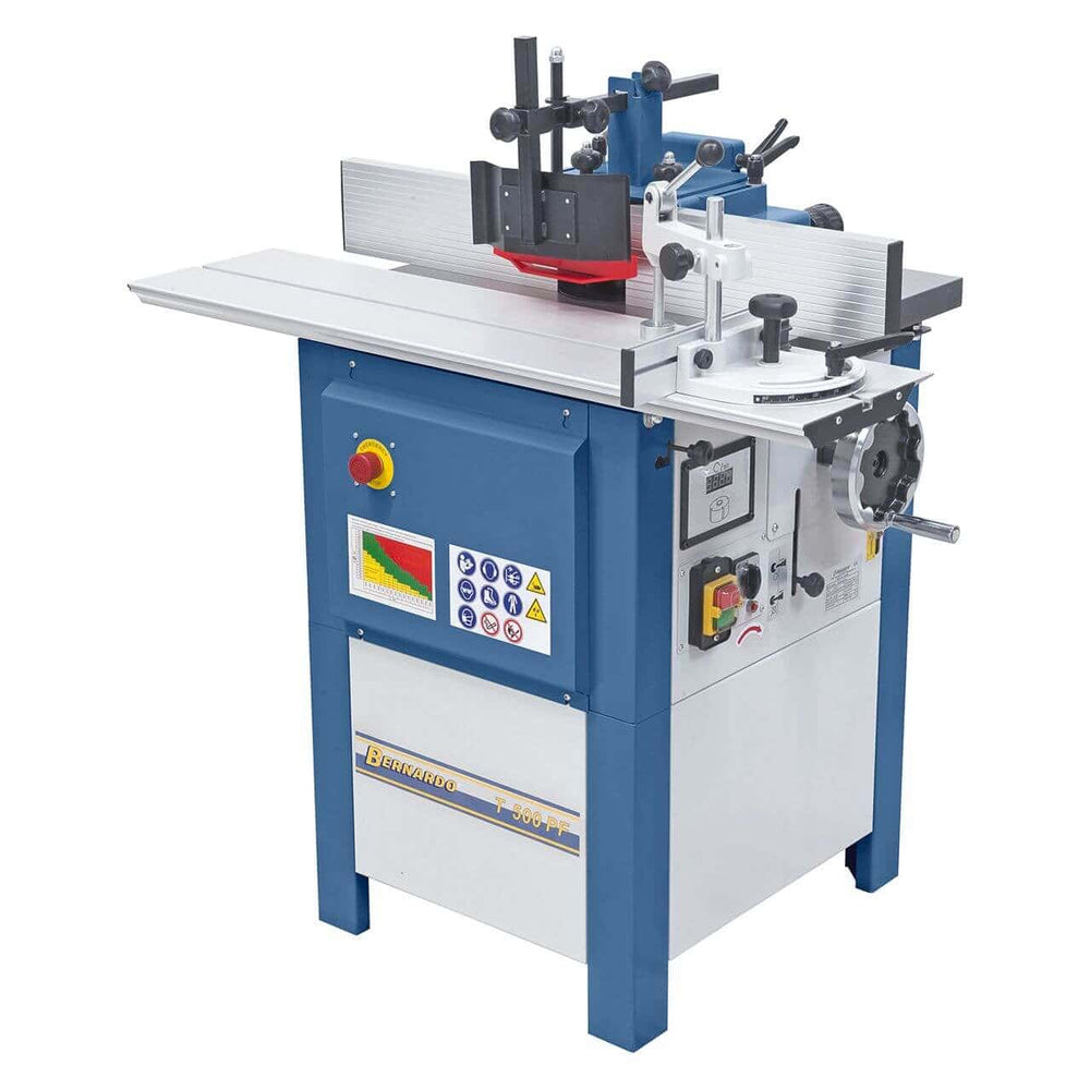 La T 500 è una fresatrice verticale compatta progettata per hobbisti e professionisti, dotata di un robusto corpo in ghisa e una guida regolabile con attacco per aspirazione integrato.