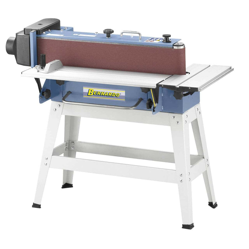Levigatrice a nastro Bernardo HV 70 con nastro 2010 × 150 mm, piano inclinabile e stand incluso, ideale per falegnamerie e laboratori.