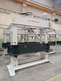 Pressa idraulica industriale Serie DW da 250 ton con struttura in acciaio rinforzato, cilindro mobile, manometro integrato e piano di lavoro 1500 x 450 mm.