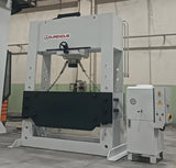 Pressa idraulica industriale 400 ton con cilindro mobile, struttura rinforzata e piano di lavoro ampio per lavorazioni pesanti.