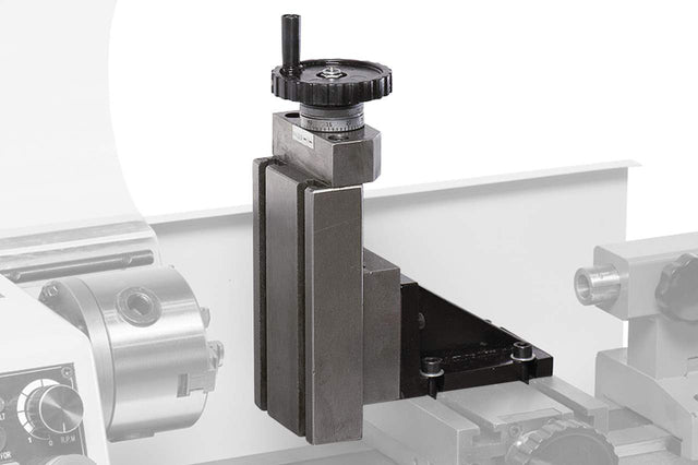 Slitta verticale Bernardo montata su tornio Hobby 250, ideale per operazioni di fresatura e foratura precise, con struttura in ghisa e regolazione micrometrica.