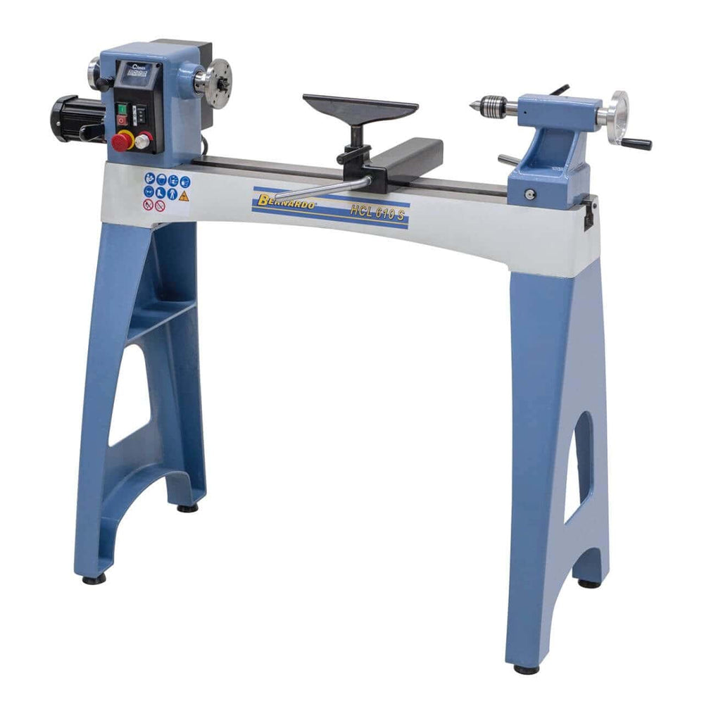 Vista laterale del tornio HCL 610 S, completo di contropunta, servomotore e piatto trascinatore, montato su struttura in ghisa grigia per garantire massima stabilità e precisione.